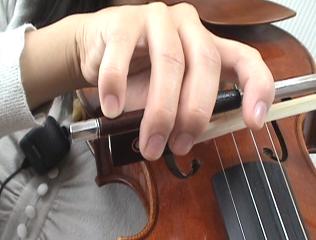 バイオリンの弓を持つ手の形　弓元での指の形