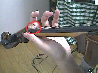 バイオリンの左手指の形・人差し指の付け根とネックの接触に注意